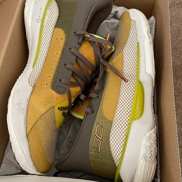 UA SNEAKERS!